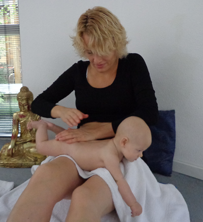 Wendy doet een massagegreep voor tijdens de cursus